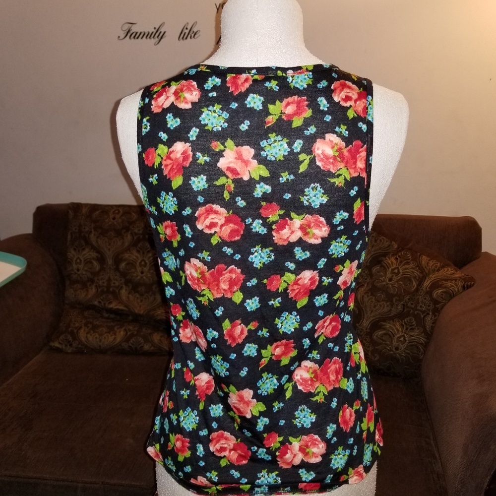 Floral Print Black and Red Medium Top - Picture 3 of 3